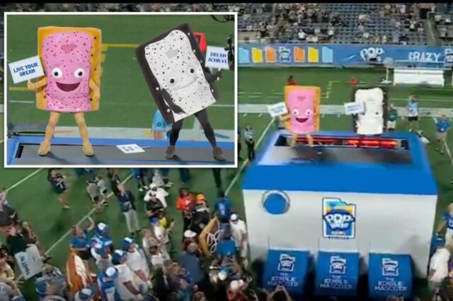 Duas pessoas fantasiadas de mascote Pop-Tart em uma plataforma em um jogo de futebol.