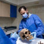 Este armário está cheio de costelas descobertas em uma única vala comum. O Dr. Al Hourani, líder do centro, acredita que poderá levar até quatro anos para identificar as vítimas retratadas. (Harriet Tatham/Al Jazeera)