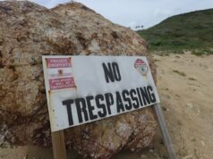 Por dentro da ‘perturbadora’ casa privada na ilha caribenha de Jeffrey Epstein O aparente consultório odontológico, com paredes enfeitadas por máscaras.