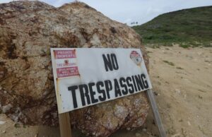 Por dentro da ‘perturbadora’ casa privada na ilha caribenha de Jeffrey Epstein O aparente consultório odontológico, com paredes enfeitadas por máscaras.