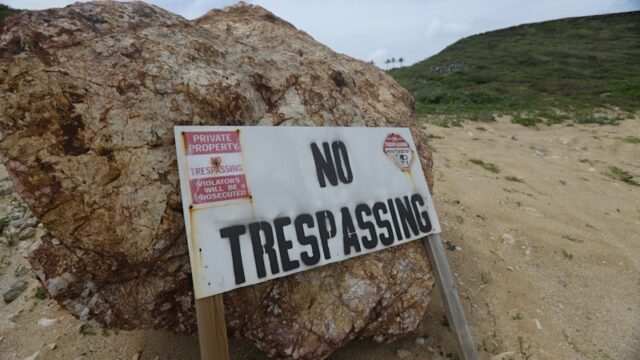 Por dentro da 'perturbadora' casa privada na ilha caribenha de O aparente consultório odontológico, com paredes enfeitadas por máscaras.