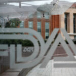 Nesta foto sem data fornecida pela Food and Drug Administration dos EUA, Vinay Prasad sorri para um retrato. (FDA dos EUA via AP)