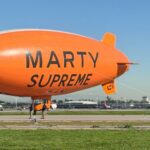 Por dentro do dirigível 'Marty Supreme': como a campanha de marketing da A24 fez com que dois repórteres de variedades voassem bem acima de Los Angeles