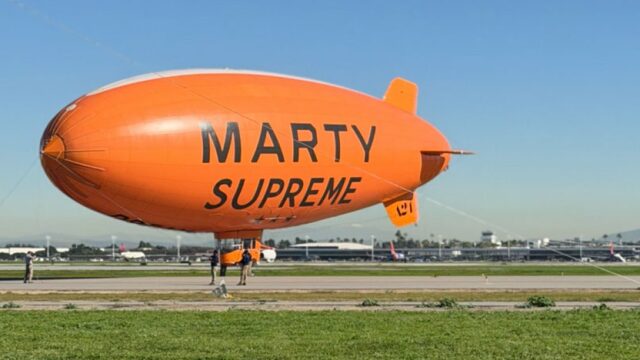 Por dentro do dirigível 'Marty Supreme': como a campanha de Por dentro do dirigível 'Marty Supreme': como a campanha de marketing da A24 fez com que dois repórteres de variedades voassem bem acima de Los Angeles