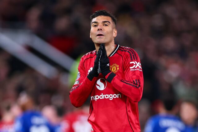 Por que Casemiro está suspenso do Man Utd x Aston Casemiro comete falta