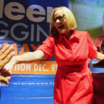 O candidato a prefeito de Miami, Emilio Gonzalez, um ex-administrador municipal apoiado pelo presidente Donald Trump, conversa com jornalistas e apoiadores em uma festa enquanto aguarda o encerramento da votação no segundo turno para prefeito de Miami, terça-feira, 9 de dezembro de 2025, em Miami. (Foto AP/Rebecca Blackwell)