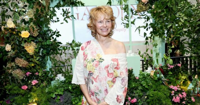 Por que Pamela Anderson quer mudar de nome? O que GettyImages-2239347842 Por que Pamela Anderson deseja mudar de nome? O que ela revelou