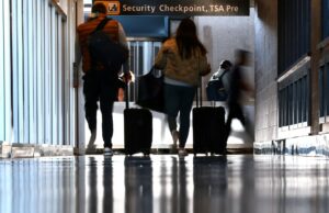 Por que Trump está exigindo recursos de mídia social dos viajantes; como vai funcionar? Por que Trump está exigindo recursos de mídia social dos viajantes; como vai funcionar?