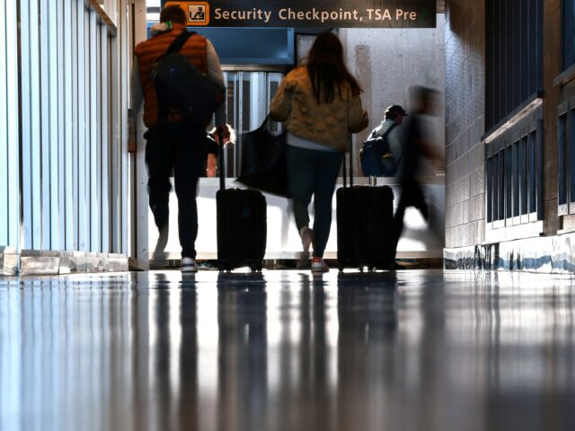 Por que Trump está exigindo recursos de mídia social dos viajantes; como vai funcionar?
