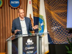 Por que a Bay Area é fundamental para o novo esforço dos EUA para vencer a corrida internacional da IA Com um chip de computador de alto desempenho fabricado pela AMD, o novo supercomputador El Capitan é o supercomputador mais rápido do mundo. Isto irá acelerar os esforços do Laboratório Nacional Lawrence Livermore em segurança nuclear, bem como os esforços em energia de fusão, investigação climática e descoberta de medicamentos. (Garry McLeod/LLNL)