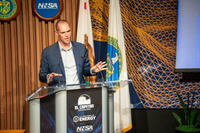 Por que a Bay Area é fundamental para o novo Com um chip de computador de alto desempenho fabricado pela AMD, o novo supercomputador El Capitan é o supercomputador mais rápido do mundo. Isto irá acelerar os esforços do Laboratório Nacional Lawrence Livermore em segurança nuclear, bem como os esforços em energia de fusão, investigação climática e descoberta de medicamentos. (Garry McLeod/LLNL)