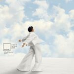 Cloud Dancer é descrito pela Pantone como um “branco ondulado e equilibrado, imbuído de uma sensação de serenidade”.