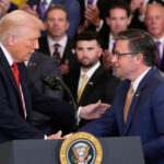 O deputado Tim Burchett, R-Tenn., Fala com repórteres antes de entrar em uma reunião a portas fechadas de colegas republicanos para discutir o financiamento do governo, no Capitólio em Washington, terça-feira, 14 de novembro de 2023. (AP Photo/J. Scott Applewhite)