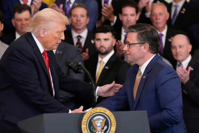 O deputado Tim Burchett, R-Tenn., Fala com repórteres antes de entrar em uma reunião a portas fechadas de colegas republicanos para discutir o financiamento do governo, no Capitólio em Washington, terça-feira, 14 de novembro de 2023. (AP Photo/J. Scott Applewhite)