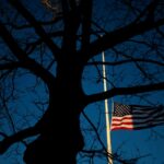 Por que as bandeiras têm metade do mastro em cinco estados neste fim de semana