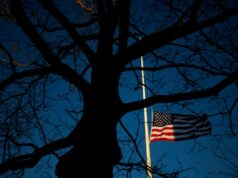 Por que as bandeiras têm metade do mastro em cinco estados neste fim de semana Por que as bandeiras têm metade do mastro em cinco estados neste fim de semana