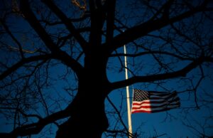 Por que as bandeiras têm metade do mastro em cinco estados neste fim de semana Por que as bandeiras têm metade do mastro em cinco estados neste fim de semana