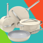 Panelas e frigideiras de cerâmica de cor creme com alças e tampas prateadas brilhantes.