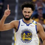 Trayce Jackson-Davis (32), do Golden State Warriors, arremessa contra Ace Bailey (19), do Utah Jazz, no segundo quarto, no Chase Center, em San Francisco, Califórnia, na segunda-feira, 24 de novembro de 2025. (Nhat V. Meyer/Bay Area News Group)