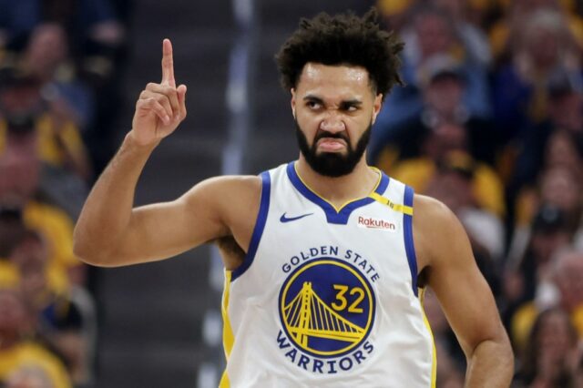 Por que jogar menos é igual a mais resultados para Trayce Jackson-Davis (32), do Golden State Warriors, arremessa contra Ace Bailey (19), do Utah Jazz, no segundo quarto, no Chase Center, em San Francisco, Califórnia, na segunda-feira, 24 de novembro de 2025. (Nhat V. Meyer/Bay Area News Group)