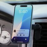 Uma tela do painel do carro exibindo o logotipo do Android Auto, cercado por ícones flutuantes do Google Maps, não perturbe, mensagens e ferramentas de automação.