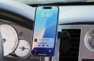 Por que o Android Auto ainda me frustra depois de anos de uso diário Uma tela do painel do carro exibindo o logotipo do Android Auto, cercado por ícones flutuantes do Google Maps, não perturbe, mensagens e ferramentas de automação.