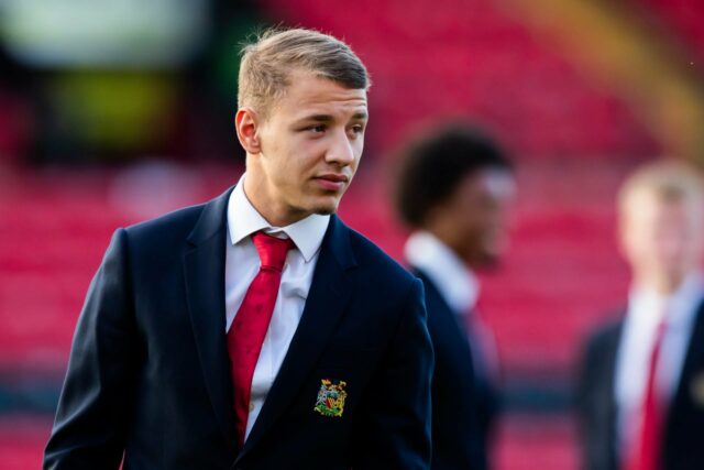 Por que o favorito de Darren Fletcher não estava envolvido Amir Ibragimov comemora apontando para o céu para o Manchester United.