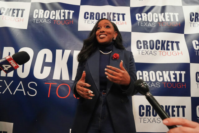 Por que o pânico em relação a Crockett é prematuro ARQUIVO - O deputado do Texas James Talarico fala em um comício, sábado, 16 de agosto de 2025, na Wrigley Square, no Millennium Park, em Chicago. (AP Photo/Talia Sprague, arquivo)