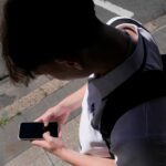 Um adolescente usa seu telefone nas redes sociais em Sydney, 8 de novembro de 2024.