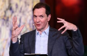 Por que os políticos britânicos estão migrando para os gigantes da tecnologia americanos LONDON, ENGLAND - JUNE 05: George Osborne speaks onstage during the "The Political Currency Podcast" panel discussion on day four of SXSW London 2025 at Christ Church Spitafields on June 05, 2025 in London, England.