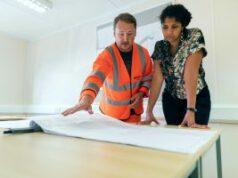 Por que os proprietários estão prestando mais atenção às credenciais dos empreiteiros homem mostrando suas credenciais de empreiteiro ao proprietário