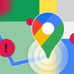 Uma pessoa segurando um smartphone com o logotipo do Google Maps ampliado na tela, contra um fundo de mapa estilizado com uma linha de rota de navegação azul atravessando-o.