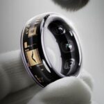 Uma pessoa segurando vários anéis inteligentes