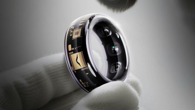 Por que você provavelmente não deveria comprar este novo anel Uma pessoa segurando vários anéis inteligentes