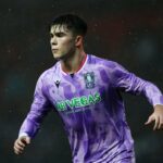 Imagem dividida de Marcus Rashford com jaqueta do Barcelona olhando para o lado e Harry Amass com uniforme do Sheffield Wednesday olhando para o lado.