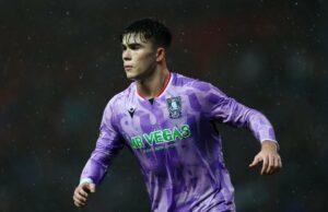 Relatório: Man Utd faz oferta para contratar o garoto-prodígio do Sheffield Wednesday, que atualmente é reserva de Harry Amass Imagem dividida de Marcus Rashford com jaqueta do Barcelona olhando para o lado e Harry Amass com uniforme do Sheffield Wednesday olhando para o lado.