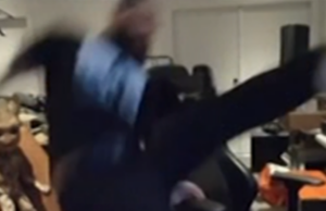 Post Malone se machuca em Epic Backflip Fail na transmissão ao vivo 123025 pós malone kal