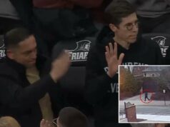 Prefeito de Providence e chefe de polícia homenageados em jogo de basquete universitário após investigação do atirador de Brown Prefeito de Providence e chefe de polícia homenageados em jogo de basquete universitário após investigação do atirador de Brown