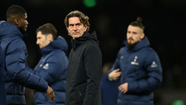 Premier League: Frank defende Van de Ven, do Tottenham, após ataque a Isak
