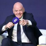 Presidente da FIFA pede desculpas ao técnico argentino Scaloni antes de entregar-lhe o troféu da Copa do Mundo