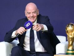 Presidente da FIFA pede desculpas ao técnico argentino Scaloni antes de entregar-lhe o troféu da Copa do Mundo Presidente da FIFA pede desculpas ao técnico argentino Scaloni antes de entregar-lhe o troféu da Copa do Mundo