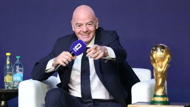 Presidente da FIFA pede desculpas ao técnico argentino Scaloni antes Presidente da FIFA pede desculpas ao técnico argentino Scaloni antes de entregar-lhe o troféu da Copa do Mundo