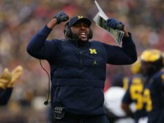 Presidente de Michigan escreve carta aos estudantes após o ‘doloroso’ escândalo de Sherrone Moore O técnico Sherrone Moore do Michigan Wolverines reage na linha lateral durante o primeiro quarto contra o Ohio State Buckeyes no Michigan Stadium em 29 de novembro de 2025 em Ann Arbor, Michigan.