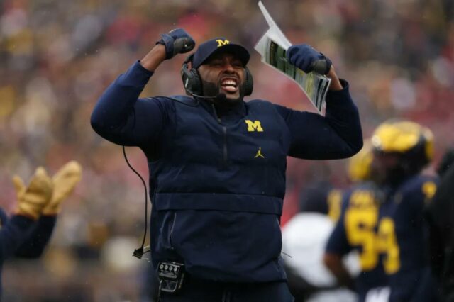 Presidente de Michigan escreve carta aos estudantes após o 'doloroso' O técnico Sherrone Moore do Michigan Wolverines reage na linha lateral durante o primeiro quarto contra o Ohio State Buckeyes no Michigan Stadium em 29 de novembro de 2025 em Ann Arbor, Michigan.