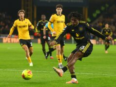 Presidente do Lecce expressa ‘orgulho’ pela transferência de Patrick Dorgu para o Manchester United Patrick Dorgu e Senne Lammens