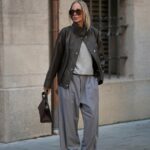 PARIS, FRANÇA - 13 DE DEZEMBRO: Natalia Verza usa cabelos loiros longos e lisos com uma parte central, maquiagem com tez natural com batom rosa claro, uma jaqueta sob medida com estampa de chita animal da Zadig & Voltaire com ombros estruturados, apertada na cintura com um cinto de couro preto da Miu Miu, meia-calça preta transparente, botas de couro pretas da Jimmy Choo Re Edition 2008 com altura média da panturrilha e detalhes de fivela, e uma bolsa de ombro de couro marrom da Zadig & Voltaire com um formato suave e desleixado, um pingente neon pikn em forma de coração, durante uma sessão de fotos de moda de rua, em 13 de dezembro de 2025 em Paris, França. (Foto de Edward Berthelot/Getty Images)