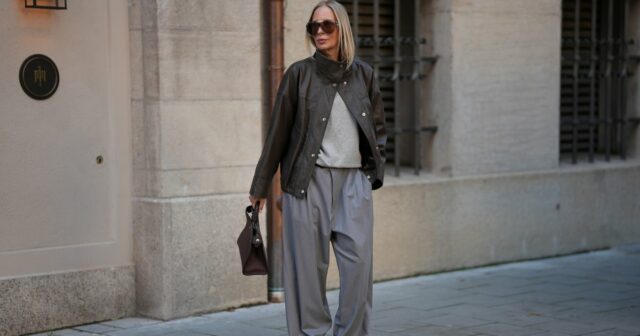 PARIS, FRANÇA - 13 DE DEZEMBRO: Natalia Verza usa cabelos loiros longos e lisos com uma parte central, maquiagem com tez natural com batom rosa claro, uma jaqueta sob medida com estampa de chita animal da Zadig & Voltaire com ombros estruturados, apertada na cintura com um cinto de couro preto da Miu Miu, meia-calça preta transparente, botas de couro pretas da Jimmy Choo Re Edition 2008 com altura média da panturrilha e detalhes de fivela, e uma bolsa de ombro de couro marrom da Zadig & Voltaire com um formato suave e desleixado, um pingente neon pikn em forma de coração, durante uma sessão de fotos de moda de rua, em 13 de dezembro de 2025 em Paris, França. (Foto de Edward Berthelot/Getty Images)