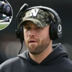 O técnico do Northwestern Wildcats, David Braun, usando um chapéu camuflado e fones de ouvido.