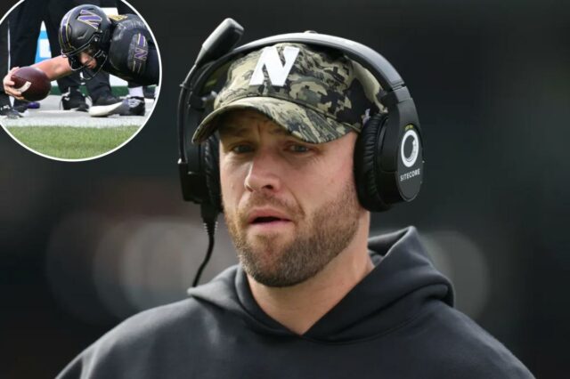 O técnico do Northwestern Wildcats, David Braun, usando um chapéu camuflado e fones de ouvido.