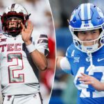 O quarterback da BYU com o número 47 em sua camisa jogando uma bola de futebol.